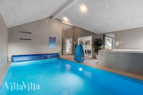 Das Ferienhaus 802 hat einen schicken Poolbereich mit Wasserrutsche, einem geräumigen, eingelassenen Whirlpool und einer Sauna.