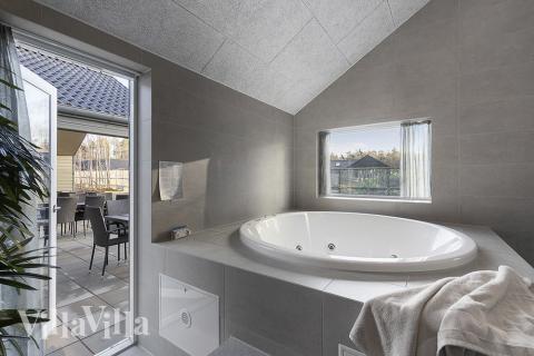 Genießen Sie den warmen Whirlpool im Luxusferienhaus Nr. 802 in Ostjütland