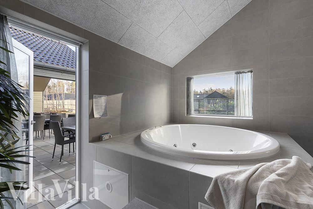 Genießen Sie den warmen Whirlpool im Luxusferienhaus Nr. 802 in Ostjütland