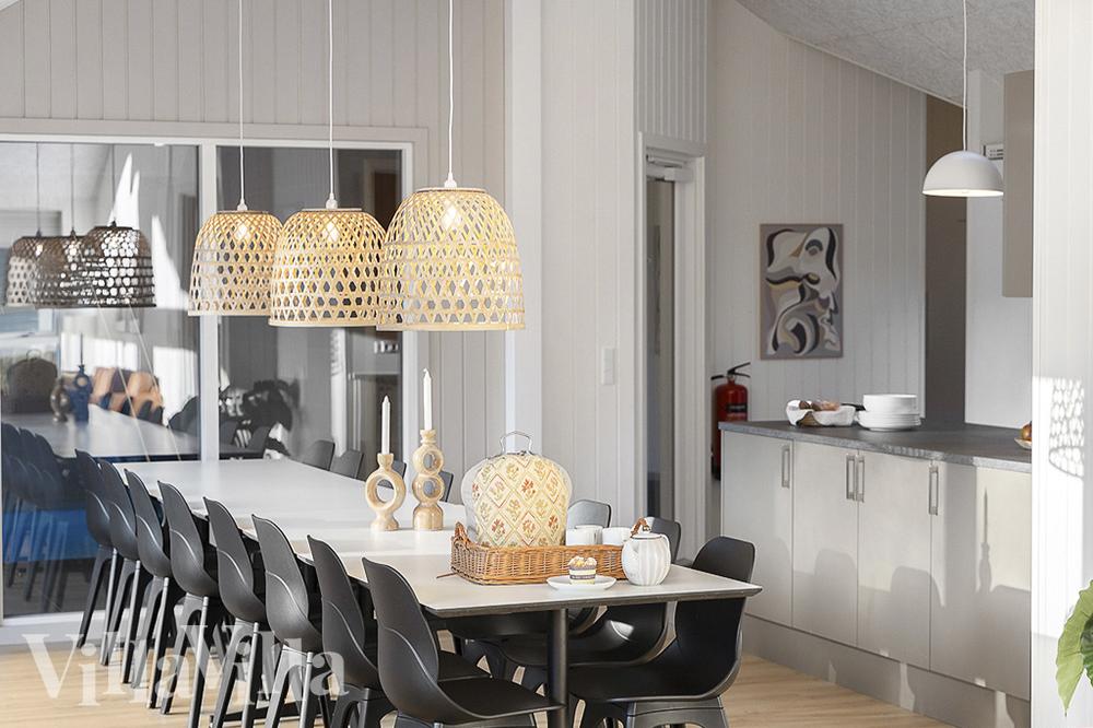 Der große, lichtdurchflutete Aufenthaltsraum im Luxusferienhaus Nr. 802 für 16.