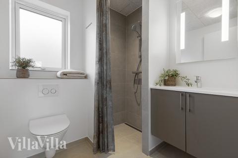 Eines der Badezimmer im Luxusferienhaus Nr. 802