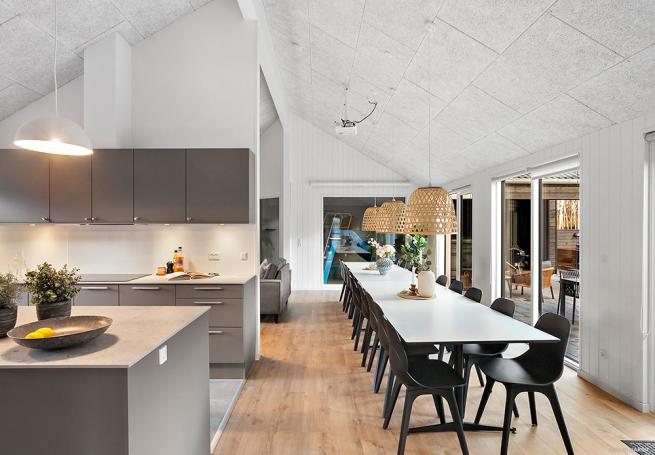 Der große, lichtdurchflutete Aufenthaltsraum im Luxusferienhaus Nr. 911 für 20.