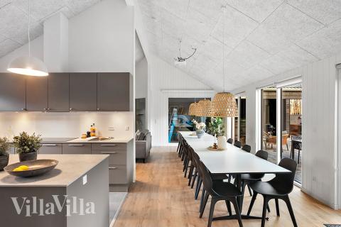 Der große, lichtdurchflutete Aufenthaltsraum im Luxusferienhaus Nr. 911 für 20.