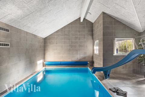 Das Ferienhaus 911 hat einen schicken Poolbereich mit Wasserrutsche, einem geräumigen, eingelassenen Whirlpool und einer Sauna.