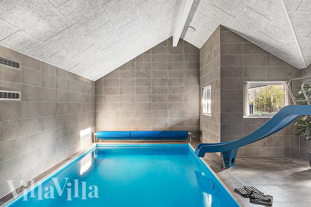 Das Ferienhaus 911 hat einen schicken Poolbereich mit Wasserrutsche, einem geräumigen, eingelassenen Whirlpool und einer Sauna.