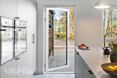 In der Küche des Luxusferienhauses ist alles vorhanden, was man braucht, um Mahlzeiten für 20 Personen zuzubereiten.