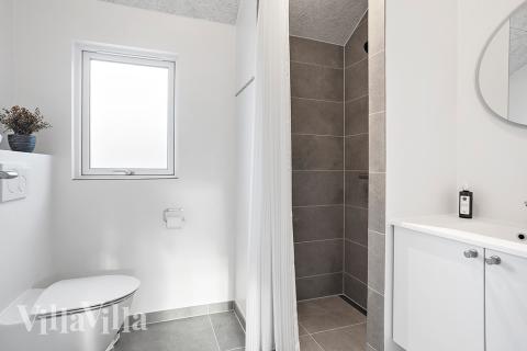 Eines der Badezimmer im Luxusferienhaus Nr. 911