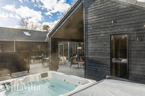 Auf der Terrasse des Ferienhauses Nr. 911 ist Platz für 20 Personen.