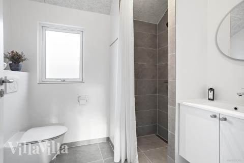 Eines der Badezimmer im Luxusferienhaus Nr. 927