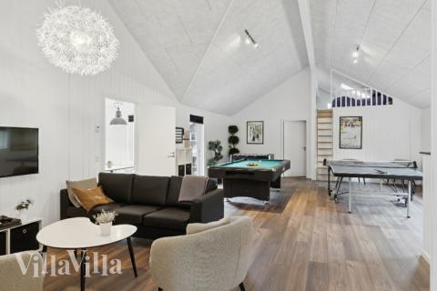 Das Luxusferienhaus 351 für 22 Personen hat einen großen Aktivitätsraum mit u. a. Billard und Darts