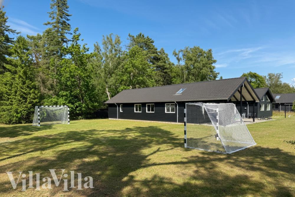 Zu dem attraktiven Ferienhaus Nr. 351 in Nordseeland gehört auch ein tolles Angebot im Außenbereich, z. B. Spieleturm und Schaukeln