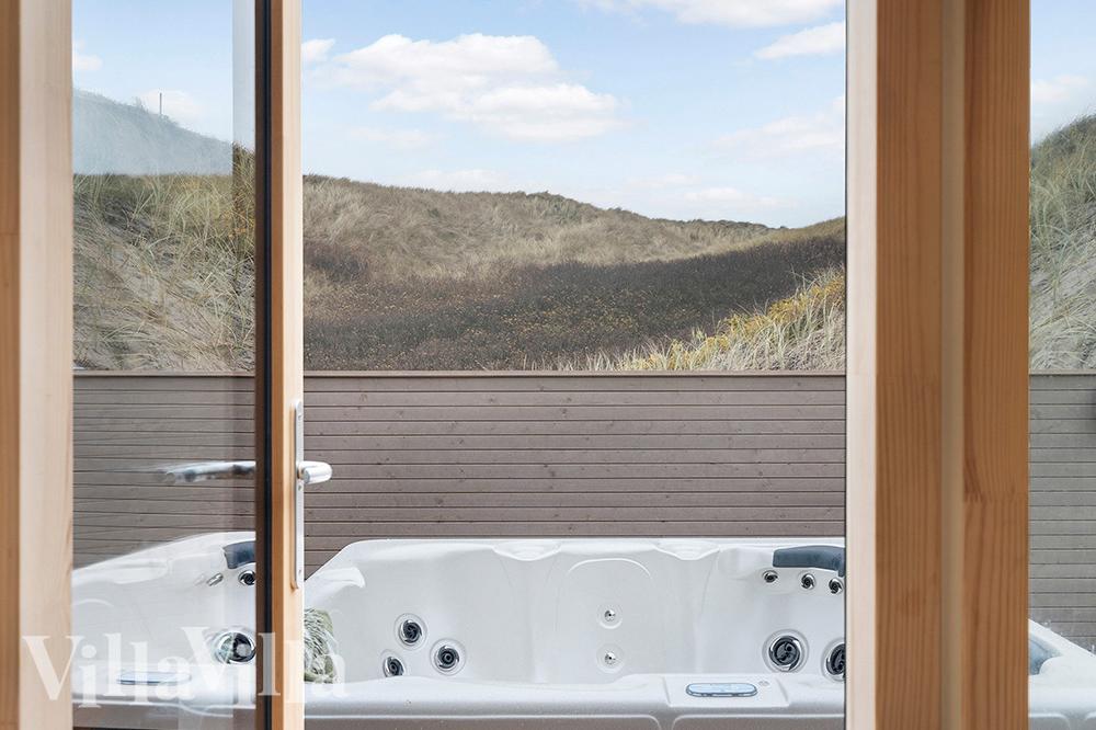 Genießen Sie den warmen Whirlpool im Luxusferienhaus Nr. 900 in Westjütland