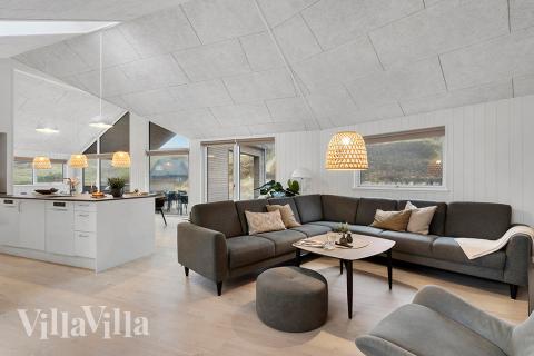 Die Couchecke im Luxusferienhaus Nr. 900 in Westjütland.