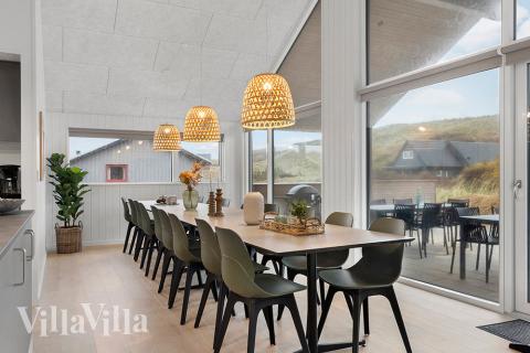 Der große, lichtdurchflutete Aufenthaltsraum im Luxusferienhaus Nr. 900 für 18.