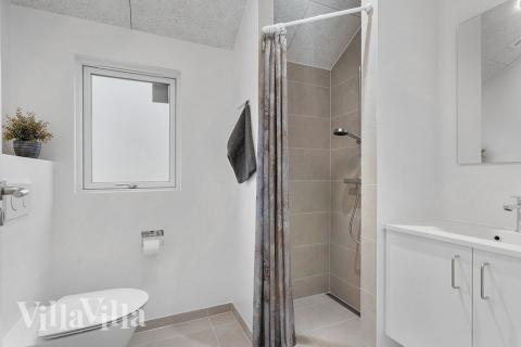 Eines der Badezimmer im Luxusferienhaus Nr. 900