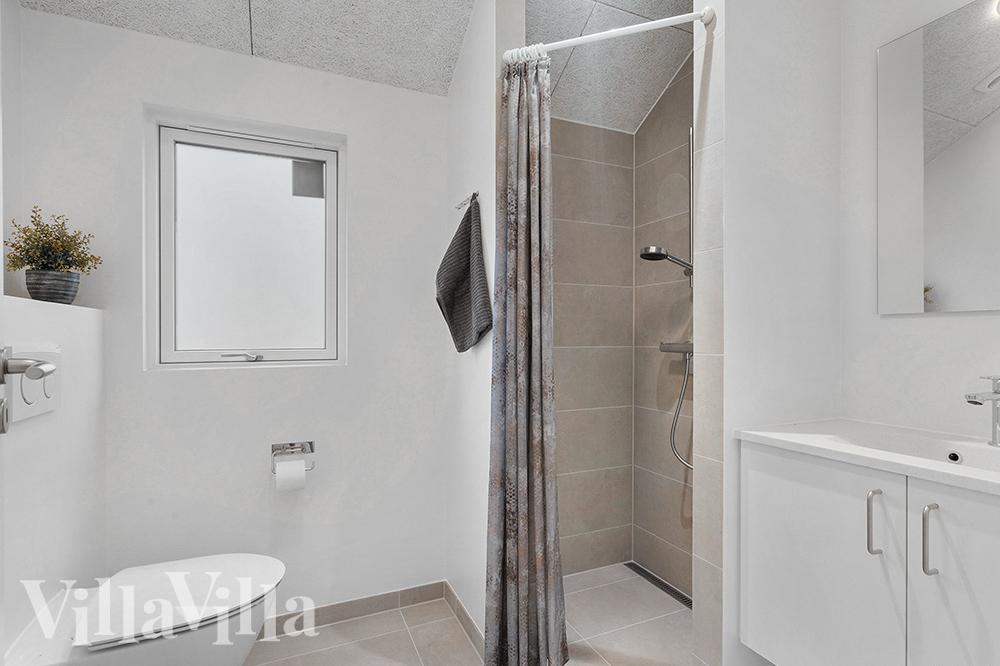 Eines der Badezimmer im Luxusferienhaus Nr. 900