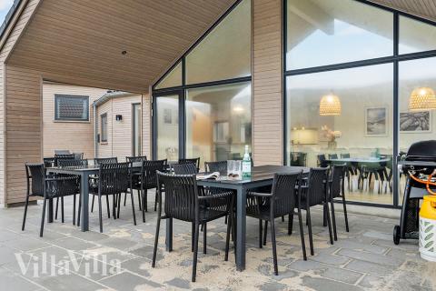 Genießen Sie einen Grillabend auf der Terrasse des Luxusferienhauses Nr. 900 in Westjütland