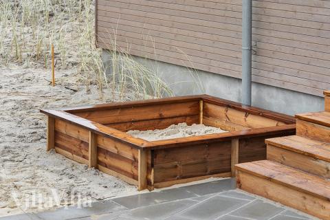 Zu dem attraktiven Ferienhaus Nr. 900 in Westjütland gehört auch ein tolles Angebot im Außenbereich, z. B. Spieleturm und Schaukeln