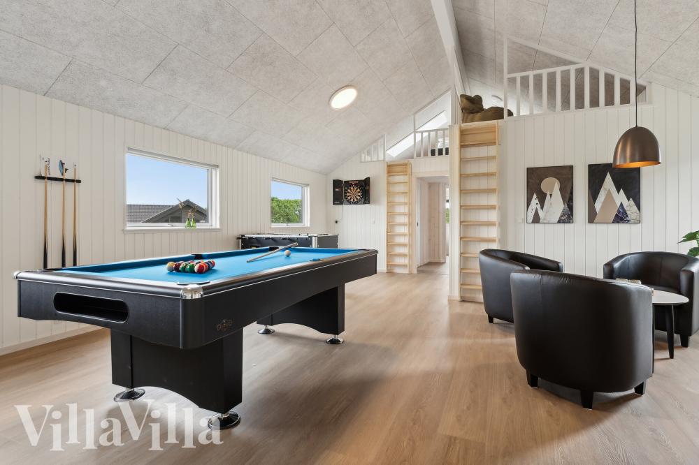 Das Luxusferienhaus 921 für 18 Personen hat einen großen Aktivitätsraum mit u. a. Billard und Darts