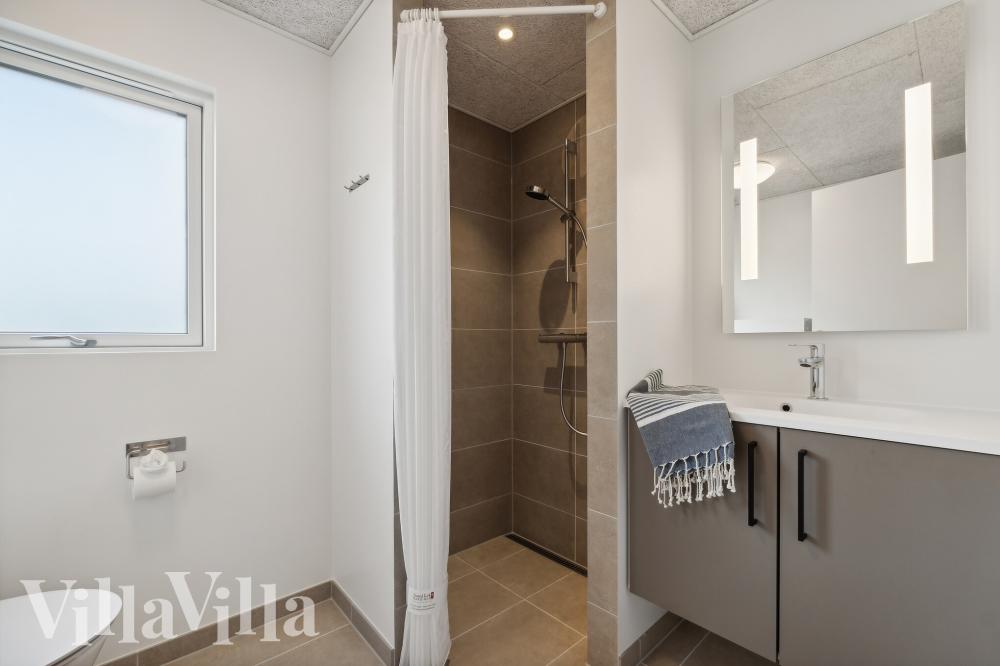 Eines der Badezimmer im Luxusferienhaus Nr. 921
