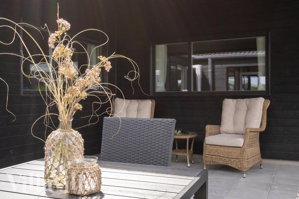 Auf der Terrasse des Ferienhauses Nr. 921 ist Platz für 18 Personen.
