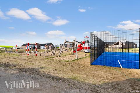 Zu dem attraktiven Ferienhaus Nr. 921 in Fünen und seine Inseln gehört auch ein tolles Angebot im Außenbereich, z. B. Spieleturm und Schaukeln