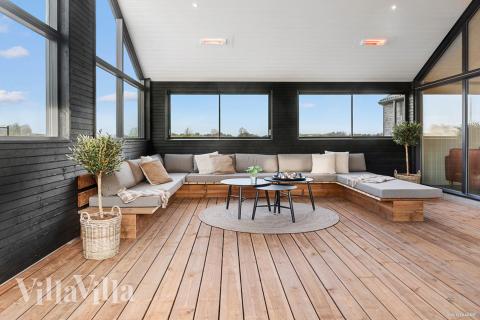 Das Luxusferienhaus Nr. 910 hat eine tolle Terrasse, die mit hochwertigen Gartenmöbeln für 30 Personen ausgestattet ist.