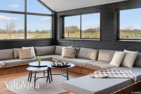 Genießen Sie einen Grillabend auf der Terrasse des Luxusferienhauses Nr. 910 in Lolland/Falster/Mön