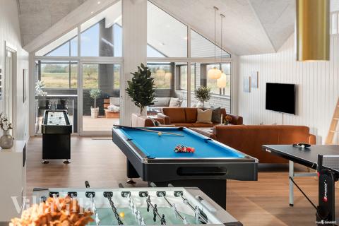 Neben den vielen schönen Stunden, die man im Poolbereich des Hauses verbringen kann, bietet das Luxusferienhaus 910 auch Spielevergnügen bei Billard/Tischtennis und Darts