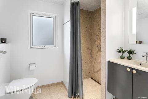 Eines der Badezimmer im Luxusferienhaus Nr. 910