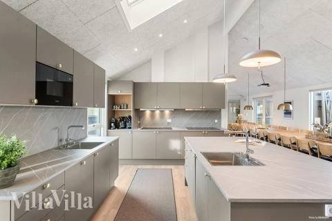 Die Küche in dem Luxusferienhaus Nr. 910 ist so gut ausgestattet, dass man problemlos Mahlzeiten für 30 Personen zubereiten kann.