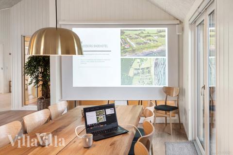 Der große, lichtdurchflutete Aufenthaltsraum im Luxusferienhaus Nr. 910 für 30.