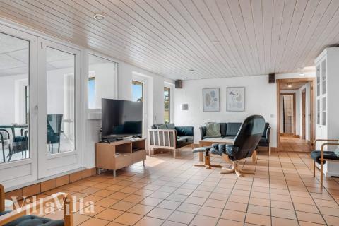 Die Couch im Luxusferienhaus Nr. 937 in Westjütland lädt zu Gesellschaftsspielen oder zu Kinoabenden ein.