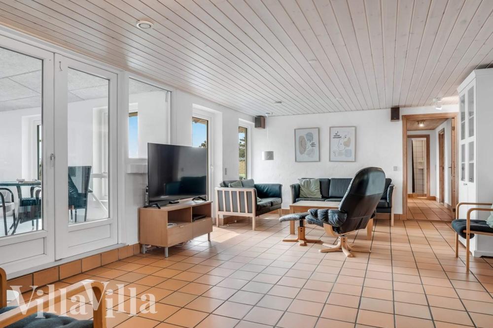 Die Couch im Luxusferienhaus Nr. 937 in Westjütland lädt zu Gesellschaftsspielen oder zu Kinoabenden ein.