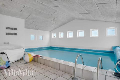 Das Ferienhaus 937 hat einen schicken Poolbereich mit Wasserrutsche, einem geräumigen, eingelassenen Whirlpool und einer Sauna.