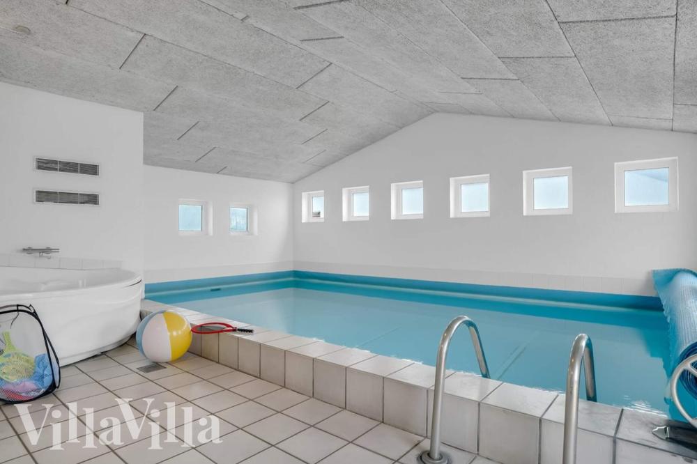 Das Ferienhaus 937 hat einen schicken Poolbereich mit Wasserrutsche, einem geräumigen, eingelassenen Whirlpool und einer Sauna.
