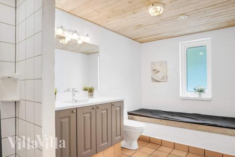 Eines der Badezimmer im Luxusferienhaus Nr. 937