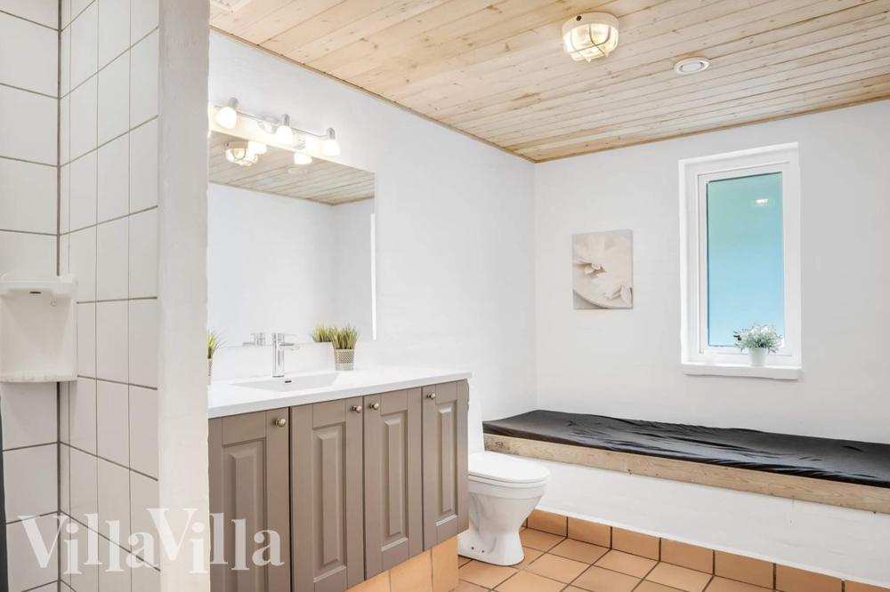 Eines der Badezimmer im Luxusferienhaus Nr. 937
