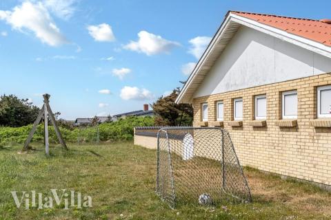 Zu dem attraktiven Ferienhaus Nr. 937 in Westjütland gehört auch ein tolles Angebot im Außenbereich, z. B. Spieleturm und Schaukeln