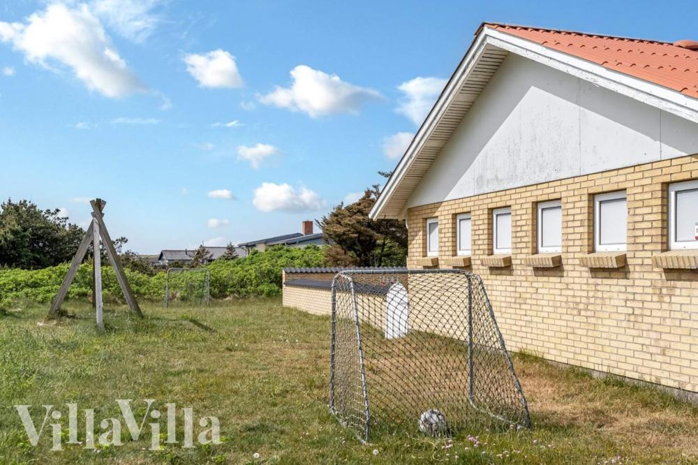 Zu dem attraktiven Ferienhaus Nr. 937 in Westjütland gehört auch ein tolles Angebot im Außenbereich, z. B. Spieleturm und Schaukeln