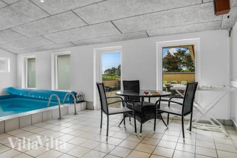 Hüpft im Luxusferienhaus Nr. 937 in Westjütland in den Pool.