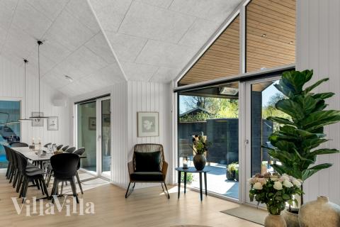 Der große, lichtdurchflutete Aufenthaltsraum im Luxusferienhaus Nr. 922 für 14.