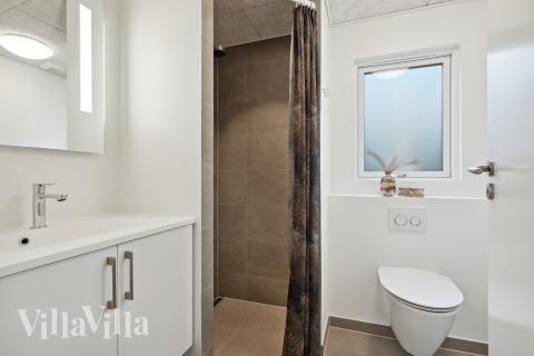 Eines der Badezimmer im Luxusferienhaus Nr. 916