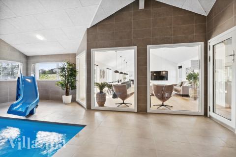 Das Ferienhaus 914 hat einen schicken Poolbereich mit Wasserrutsche, einem geräumigen, eingelassenen Whirlpool und einer Sauna.