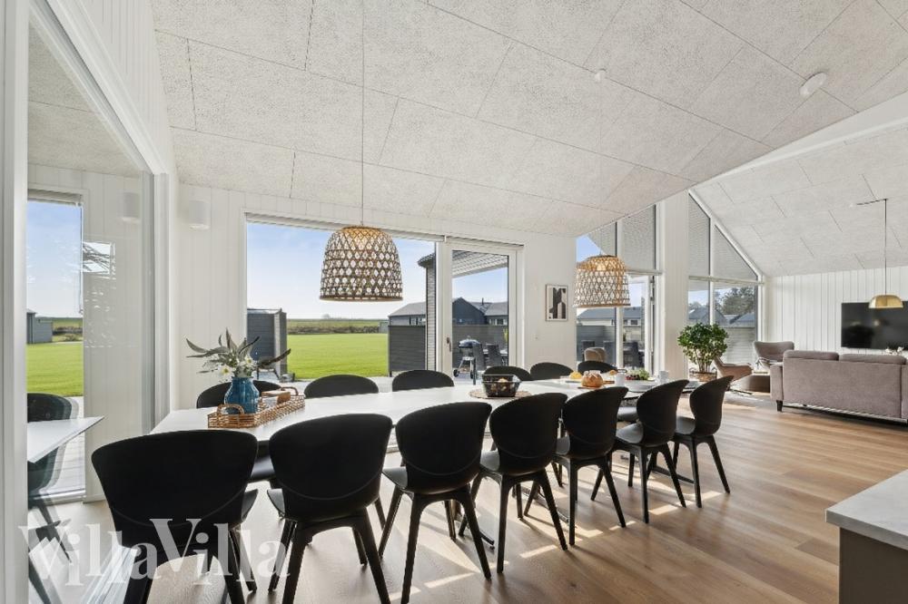 Aufenthaltsraum mit Platz für 14 im Luxusferienhaus Nr. 665.