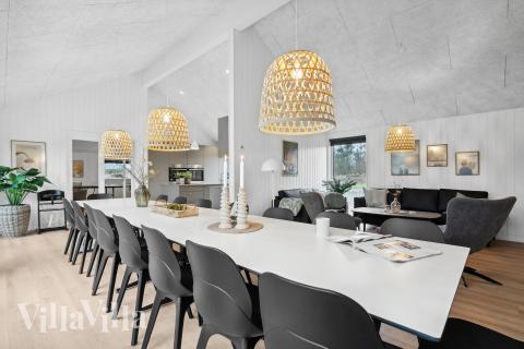 Der große, lichtdurchflutete Aufenthaltsraum im Luxusferienhaus Nr. 933 für 20.