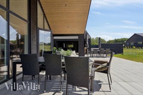 Genießen Sie einen Grillabend auf der Terrasse des Luxusferienhauses Nr. 933 in Lolland/Falster/Mön