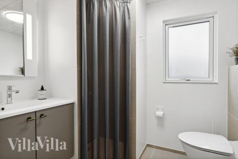 Eines der Badezimmer im Luxusferienhaus Nr. 932