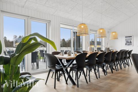 Der große, lichtdurchflutete Aufenthaltsraum im Luxusferienhaus Nr. 932 für 20.