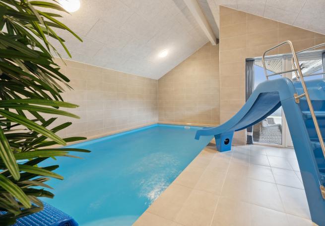 Das Ferienhaus 932 hat einen schicken Poolbereich mit Wasserrutsche, einem geräumigen, eingelassenen Whirlpool und einer Sauna.